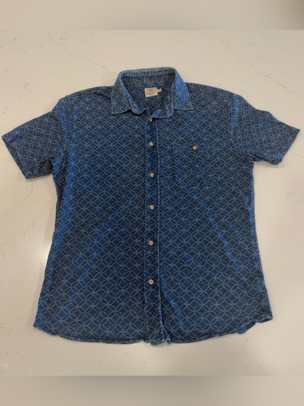 Faherty Men’s Blue Knit Seasons Short Sleeve Button Up in Moonlight Batik - M